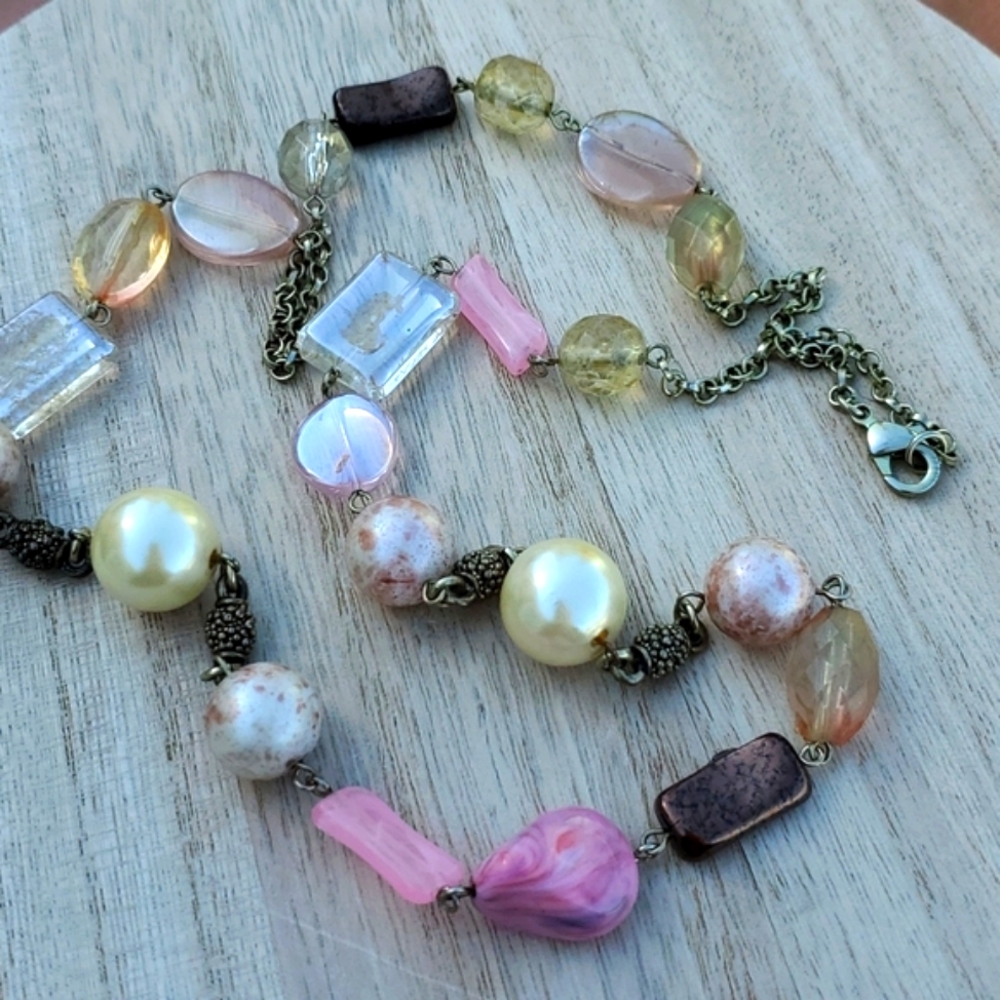 Faux pearl gemstone and acrylic bead necklace pink white amber Business Office
